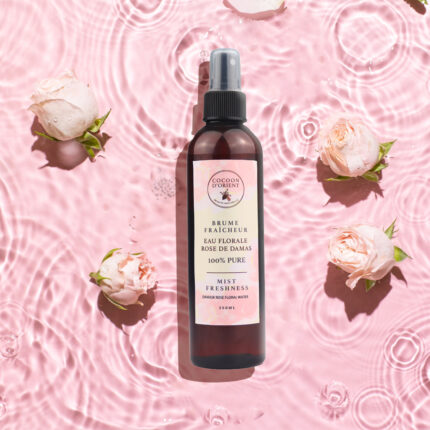 La Brume Fraîcheur Pure Eau de Rose de Damas de Cocoon d'Orient est un élixir de pureté et de fraîcheur, distillé à partir des pétales les plus délicats de la rose de Damas. Cette brume légère hydrate, apaise, et tonifie la peau, tout en enveloppant votre visage d'un parfum doux et floral. Idéale pour revitaliser votre teint tout au long de la journée, elle rafraîchit instantanément et resserre les pores, laissant votre peau douce, éclatante et délicatement parfumée. Utilisable sur tous types de peau, cette brume est parfaite pour préparer la peau avant l'application de soins ou comme geste de fraîcheur à tout moment.